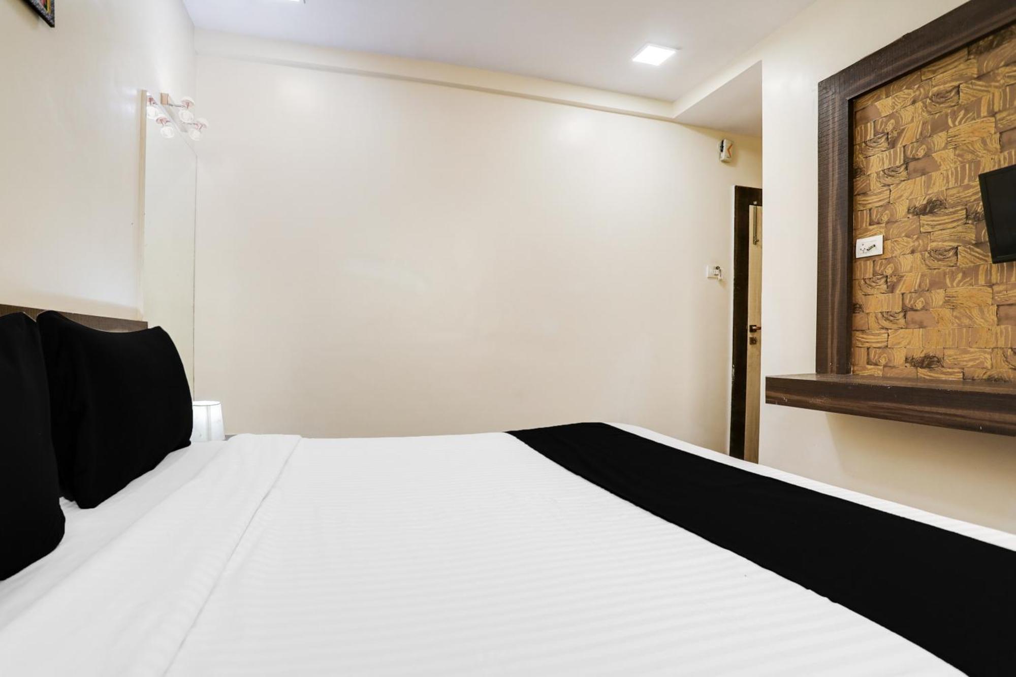 Super Hotel O Palkhi Road Near Sai Baba Temple Formerly Netra Sai 쉬르디 외부 사진