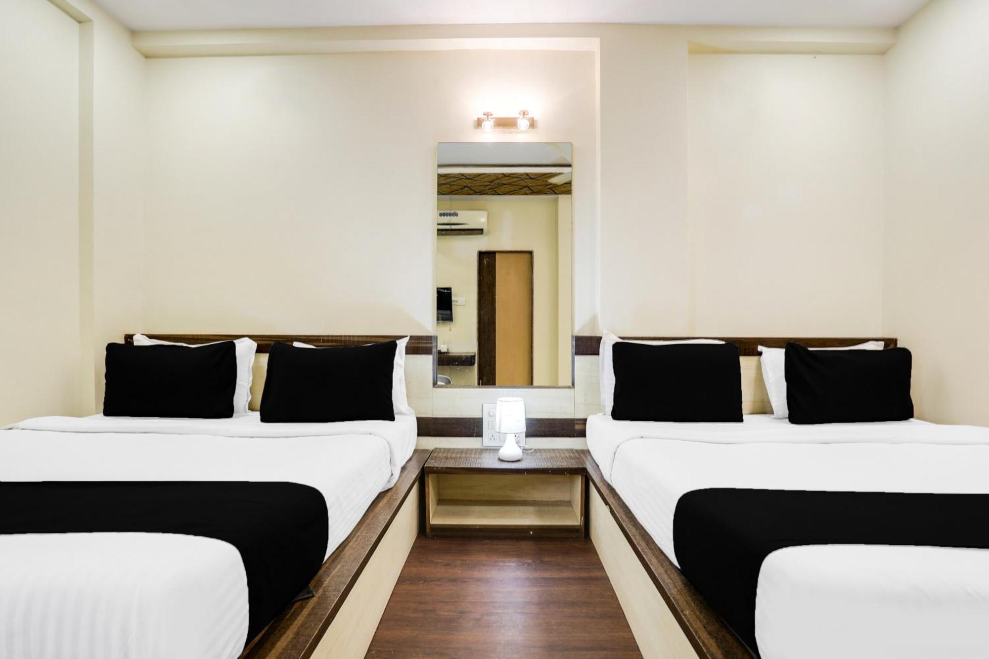 Super Hotel O Palkhi Road Near Sai Baba Temple Formerly Netra Sai 쉬르디 외부 사진