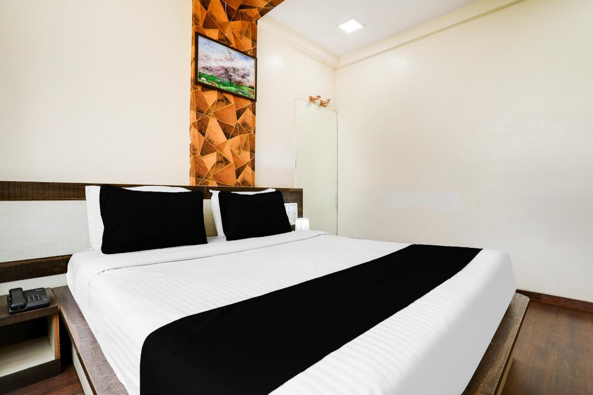 Super Hotel O Palkhi Road Near Sai Baba Temple Formerly Netra Sai 쉬르디 외부 사진