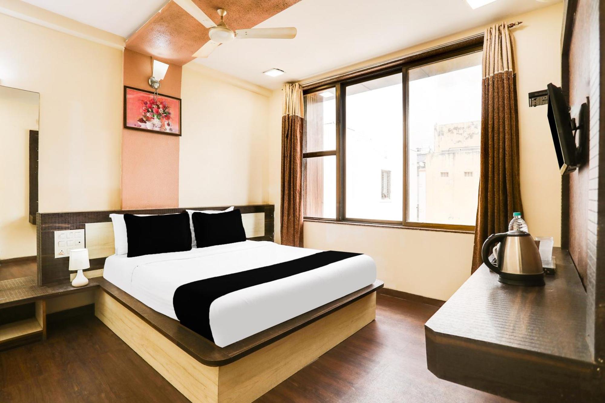 Super Hotel O Palkhi Road Near Sai Baba Temple Formerly Netra Sai 쉬르디 외부 사진