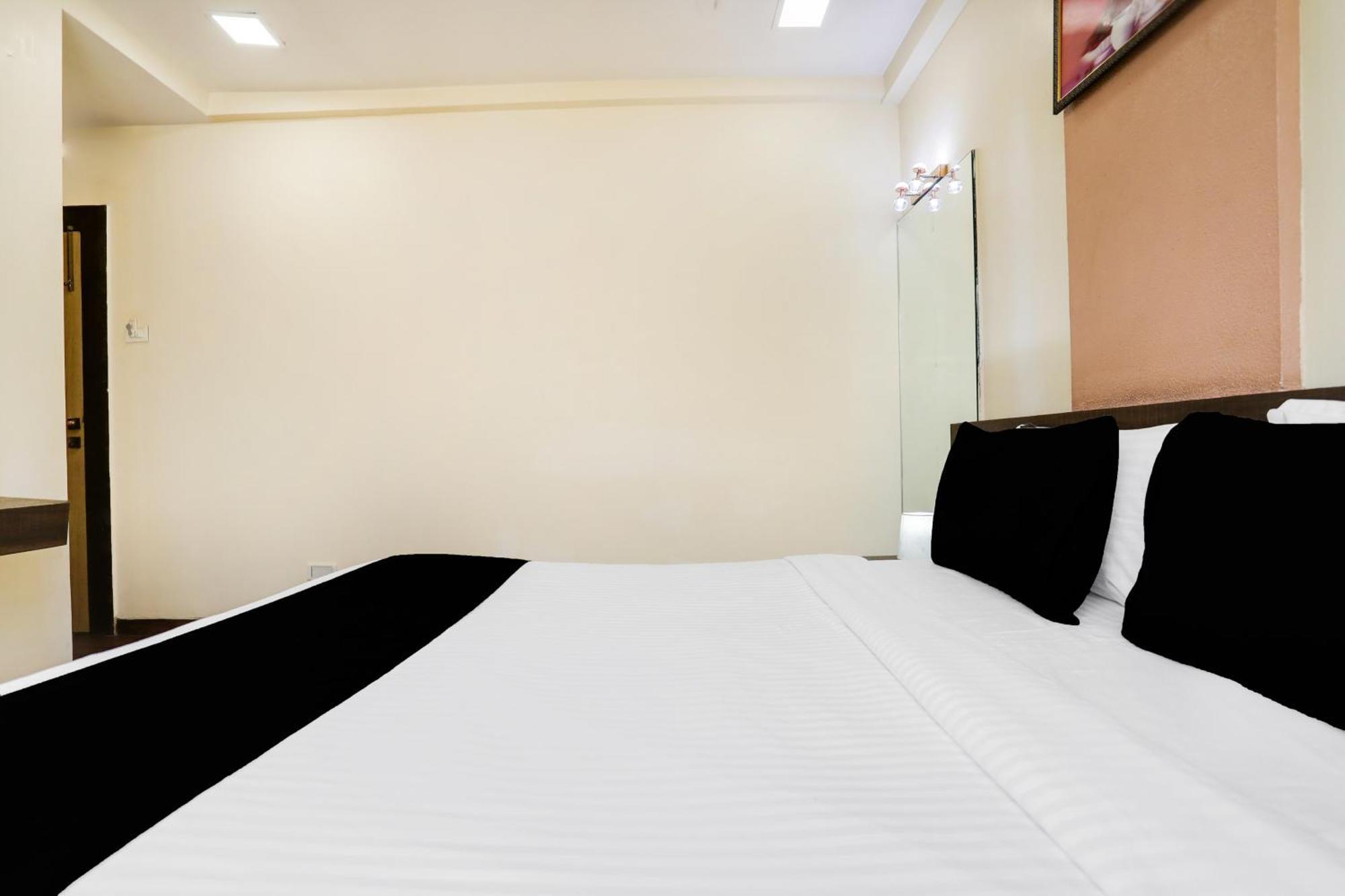 Super Hotel O Palkhi Road Near Sai Baba Temple Formerly Netra Sai 쉬르디 외부 사진