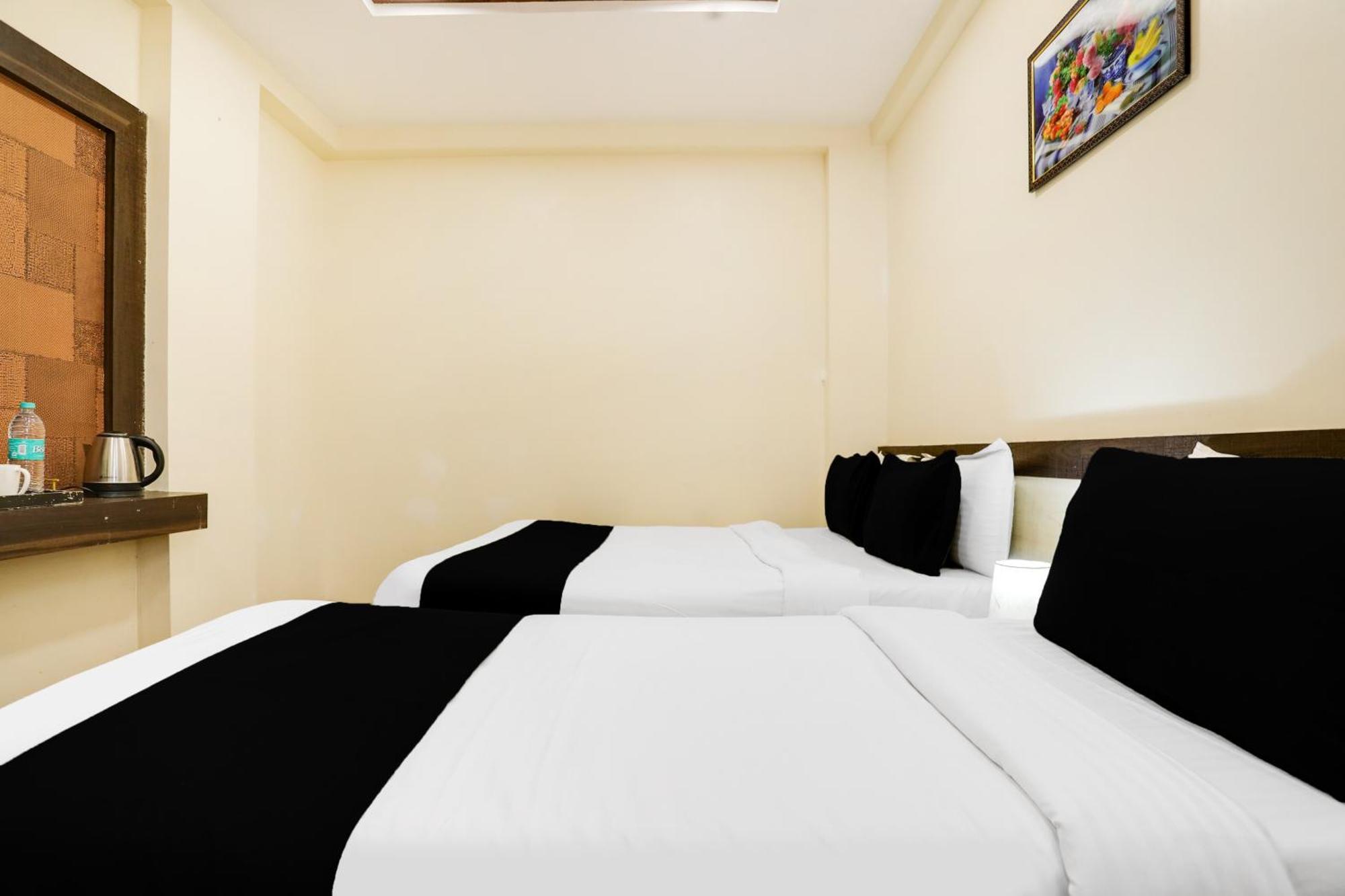 Super Hotel O Palkhi Road Near Sai Baba Temple Formerly Netra Sai 쉬르디 외부 사진