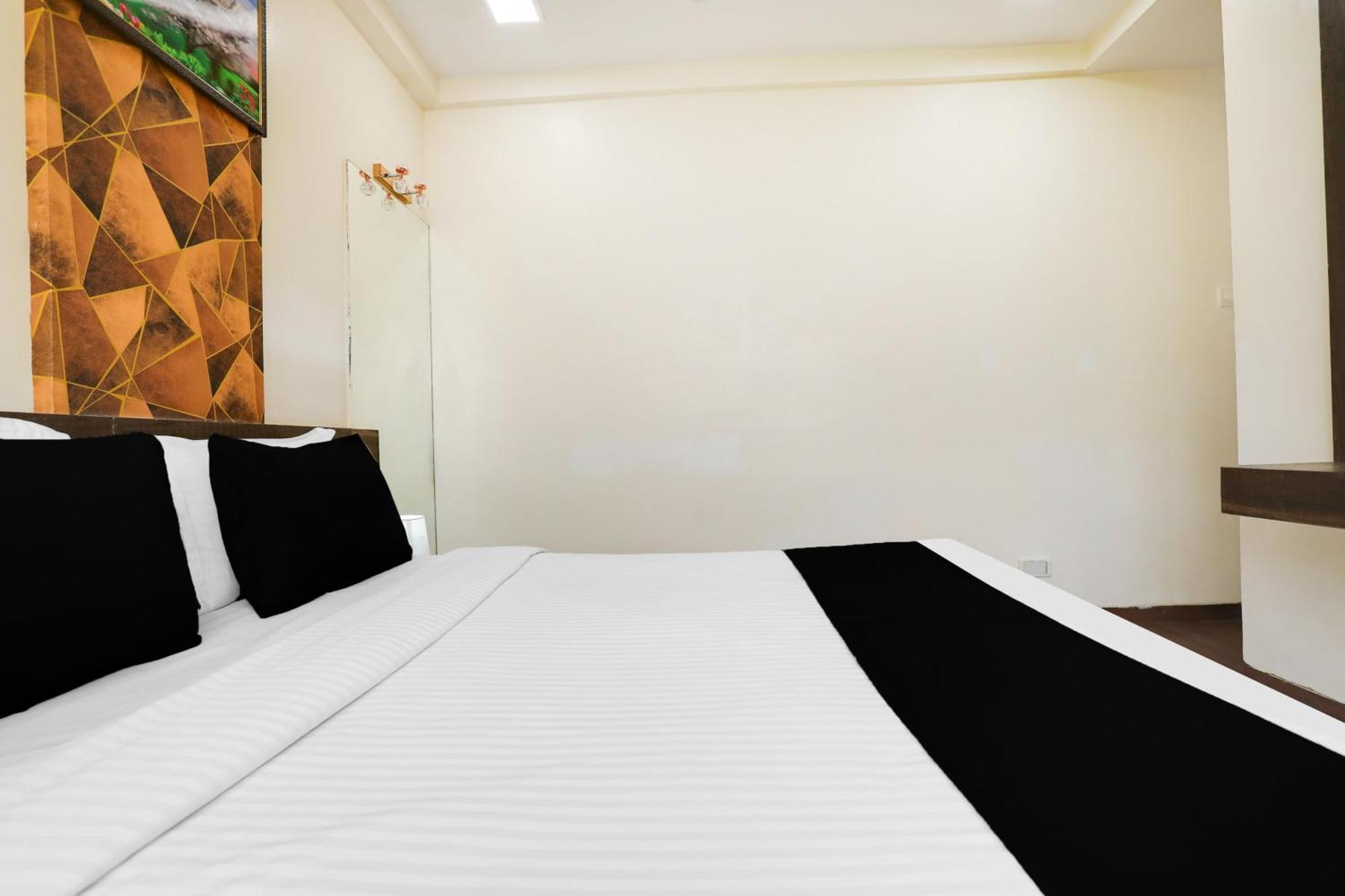 Super Hotel O Palkhi Road Near Sai Baba Temple Formerly Netra Sai 쉬르디 외부 사진