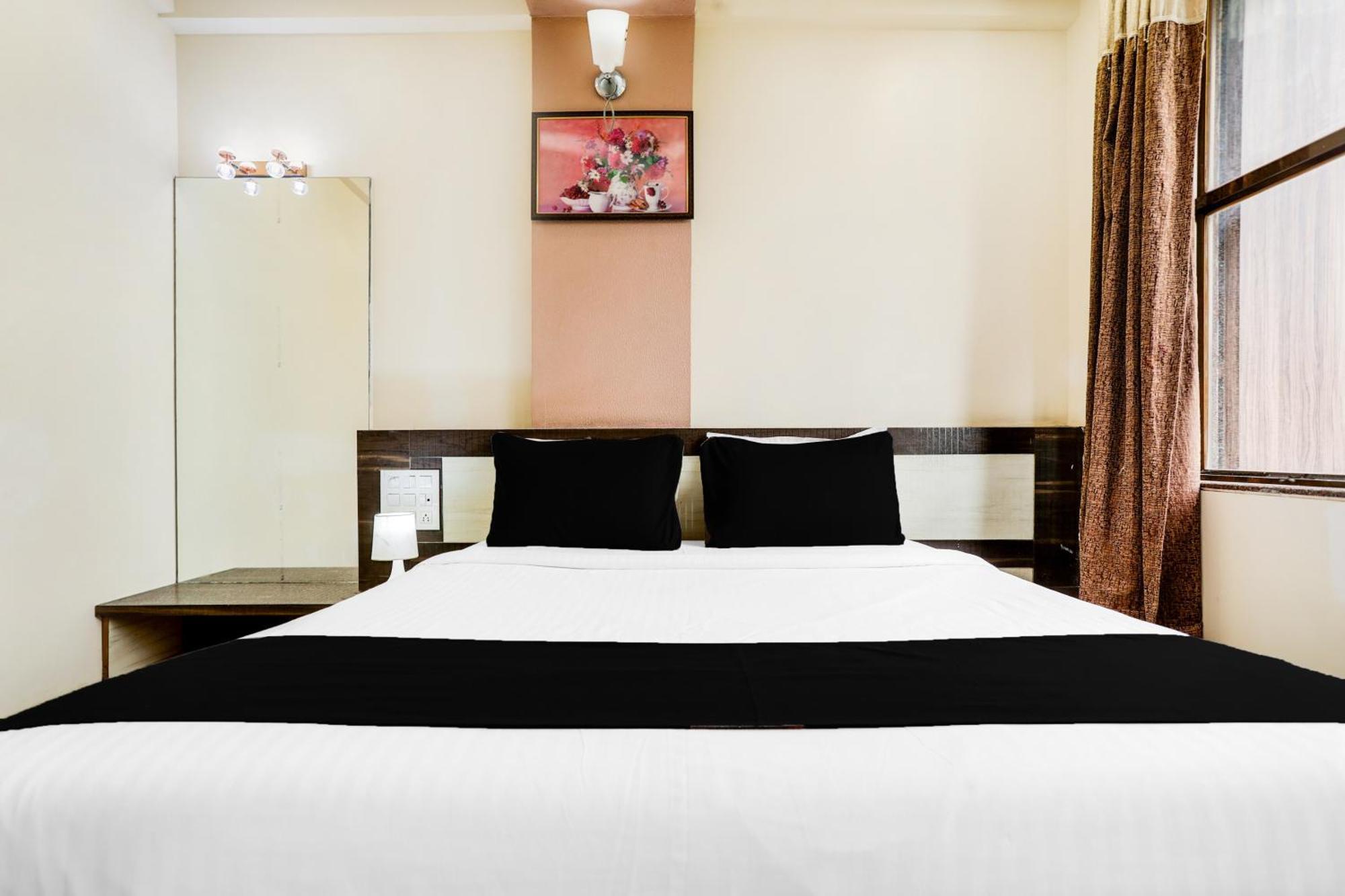 Super Hotel O Palkhi Road Near Sai Baba Temple Formerly Netra Sai 쉬르디 외부 사진