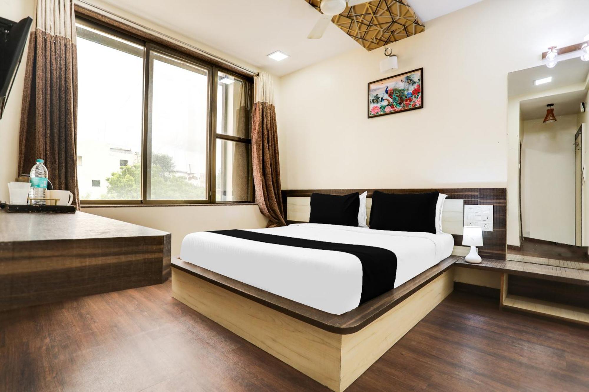 Super Hotel O Palkhi Road Near Sai Baba Temple Formerly Netra Sai 쉬르디 외부 사진