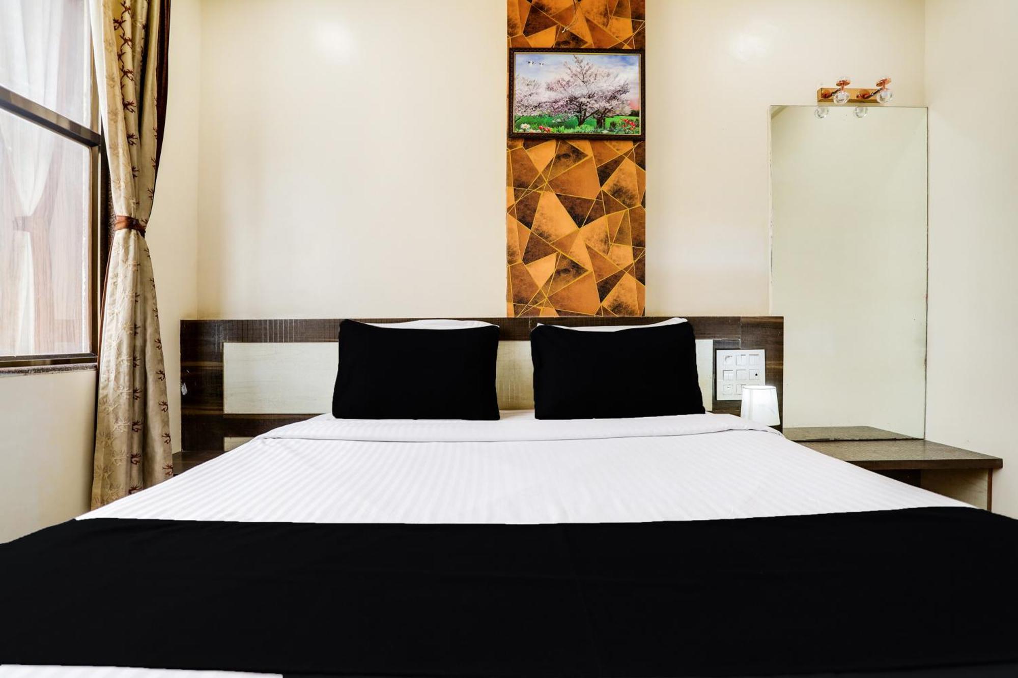 Super Hotel O Palkhi Road Near Sai Baba Temple Formerly Netra Sai 쉬르디 외부 사진